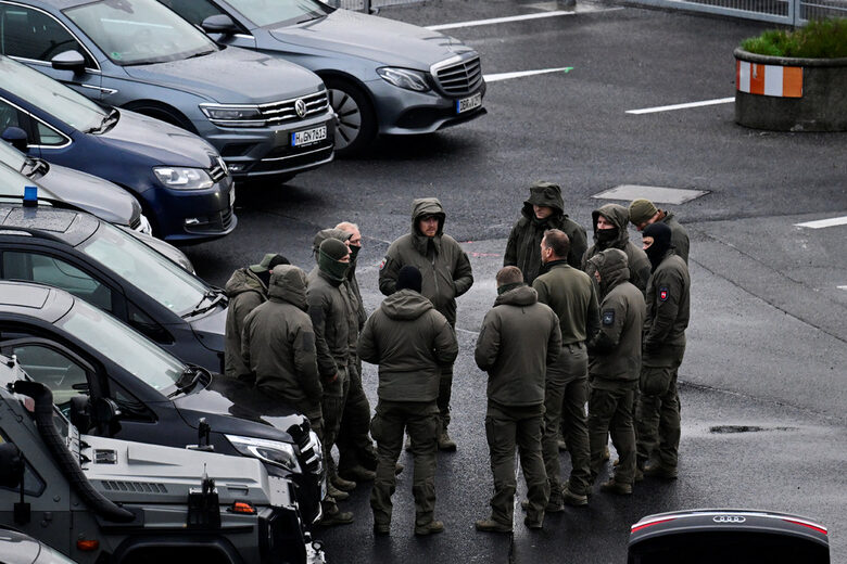 Летището на Хамбург остава затворено в "заложническа ситуация" (обновена) Летището на Хамбург остава затворено в "заложническа ситуация" (обновена)