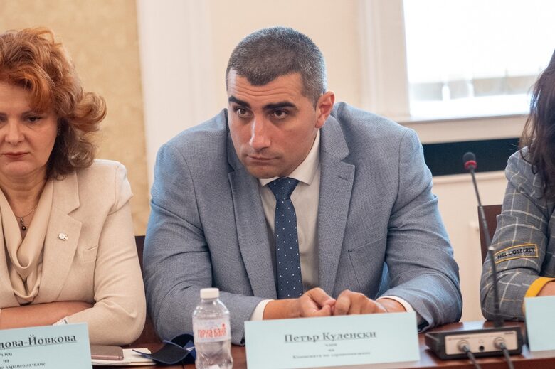 Трима депутати искат да напуснат парламента
