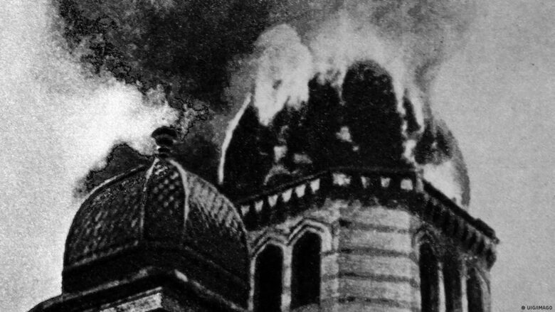 На 9 ноември 1938 година в целия германски Райх горят синагоги, а еврейски магазини биват плячкосвани. На този ден са убити около 100 евреи, а 26 000 са депортирани в концентрационни лагери.