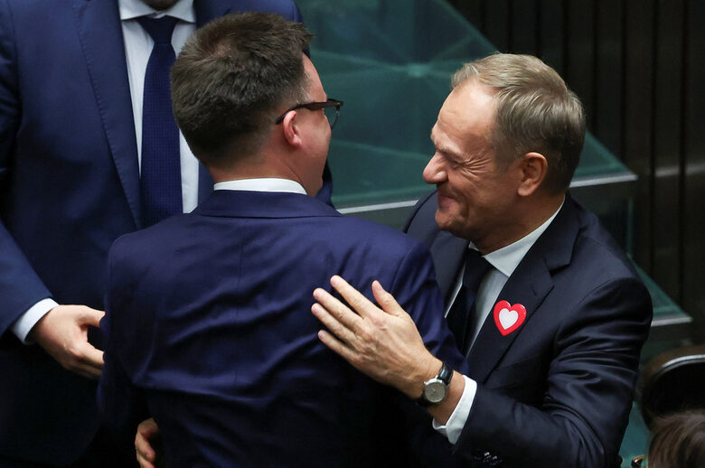 Доналд Туск, който е кандидатът на опозицията за премиер, поздравява Холовня за избирането му за шеф на долната камара на парламента