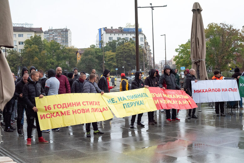 Българският футбол е в плачевна ситуация. Феновете смятат за виновни ръководителите на Българския футболен съюз.