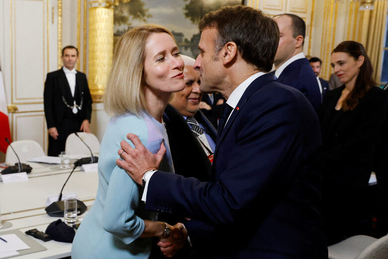 Кая Калас се поздравява с френския президент Еманюел Макрон в началото на петата среща на върха на "призива на Крайстчърч" в Елисейския президентски дворец в Париж. Франция, 10 ноември 2023 г.