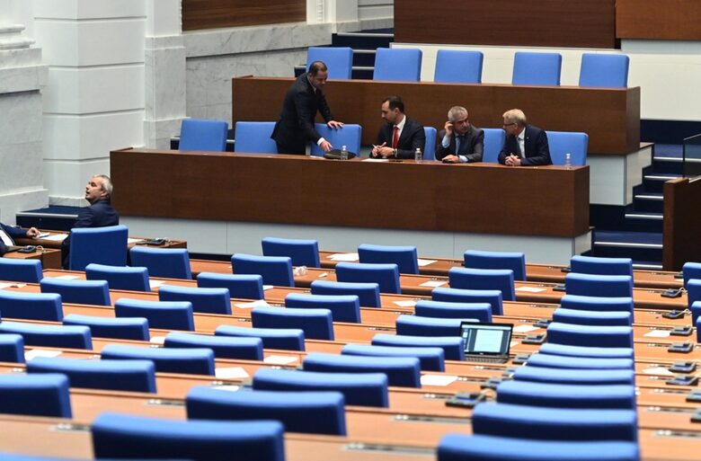 Празната зала, след като ГЕРБ и ДПС демонстративно я напуснаха