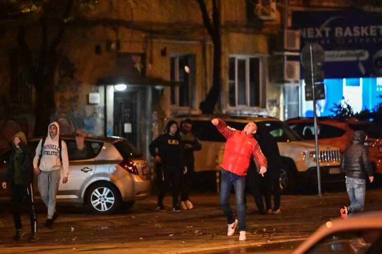 Полицията изтласка протестиращи до "Шишман"