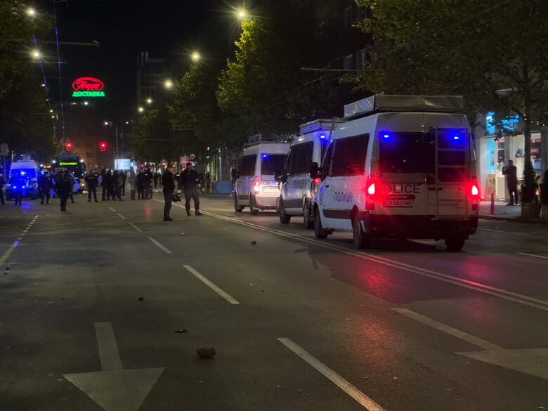 Полицията не допуска и пешеходци до зоната около Спортната палата