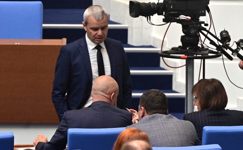 Костадин Костадинов разговаря с Корнелия Нинова