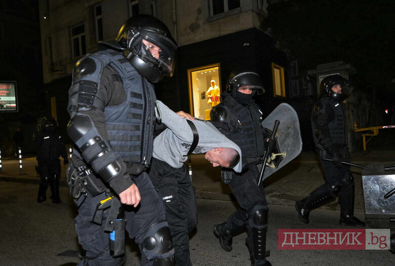 "Не снимай, айде махай се оттук": Полицията поиска да изтрия кадри, в които арестуват
