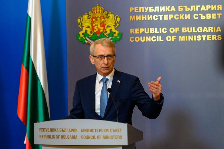 Николай Денков потърси помощ от ФИФА за решаване на проблема с футболния съюз