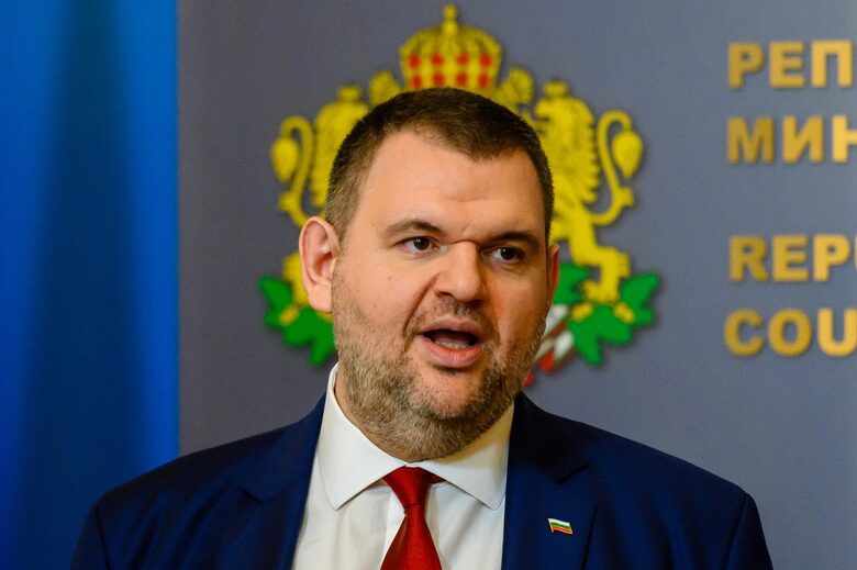 Пеевски провокира, че е готов един месец да е премиер и да се види кой се справя по-добре - той или Денков.