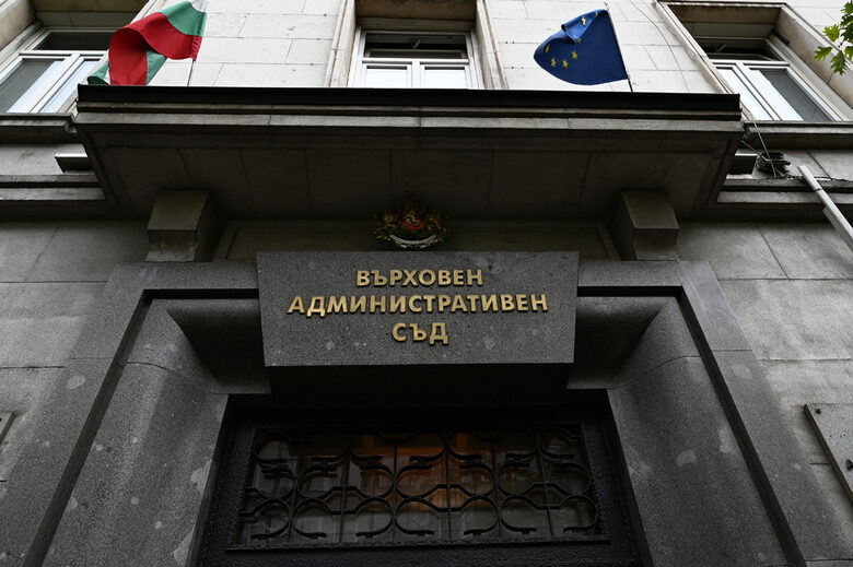 Магистратите гласуваха в два поредни почивни дни миналия юни за членове на съдийската колегия на новия Висш съдебен съвет, който обаче няма да встъпят в длъжност заради промени в закона. Магистратите гласуваха в два поредни почивни дни миналия юни за членове на съдийската колегия на новия Висш съдебен съвет, който обаче няма да встъпят в длъжност заради промени в закона.