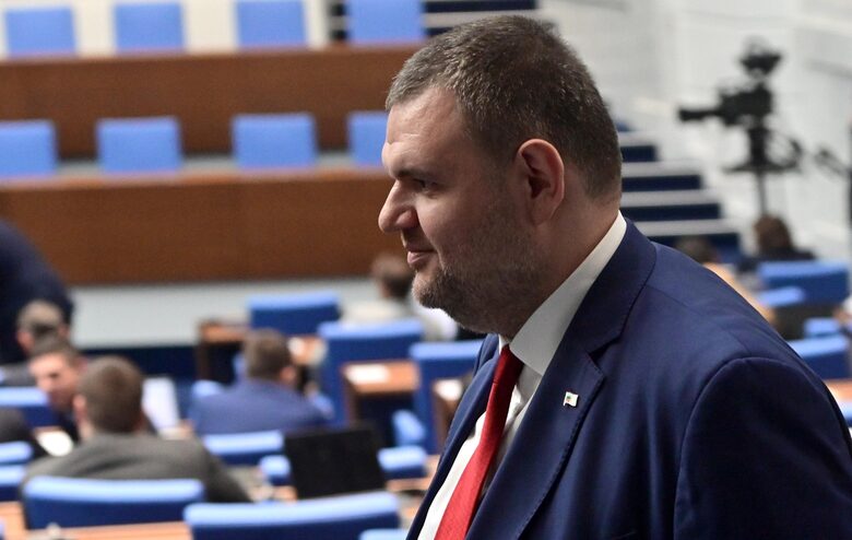 Делян Пеевски и БСП призоваха премиера да излезе да чисти