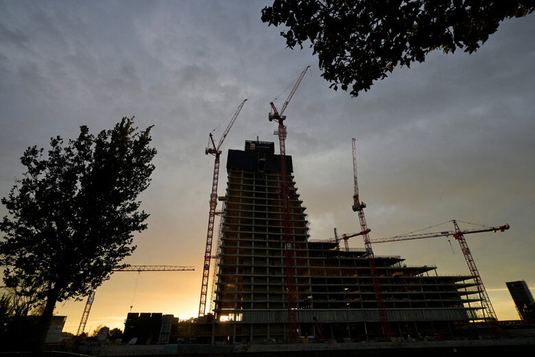 Незавършената 64-етажна кула Elbtower в Хамбург.