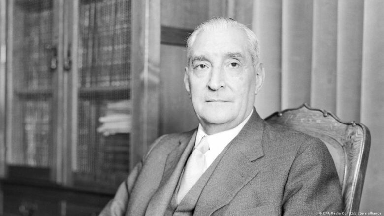 Антонио Салазар управлява Португалия 36 години. Четири години след смъртта му неговият наследник Марсело Каетано е свален по време на Революцията на карамфилите.