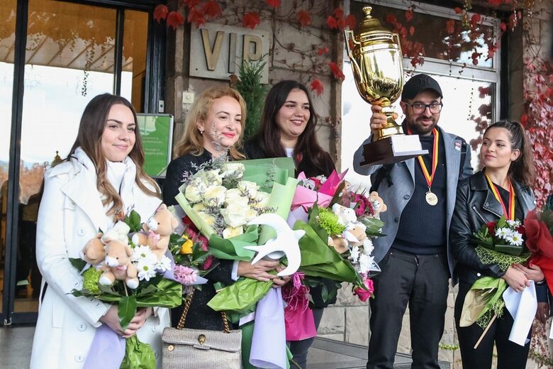 Шахматистките триумфираха с титлата на европейското отборно, където България участва след покана към новата Българска спортна федерация по шахмат, на която Антоанета Стефанова е почетен председател. Шахматистките триумфираха с титлата на европейското отборно, където България участва след покана към новата Българска спортна федерация по шахмат, на която Антоанета Стефанова е почетен председател.