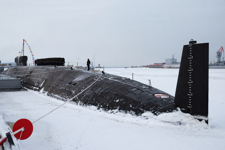 Моряци присъстват на церемония по вдигане на знамето на атомната подводница "Император Александър Трети" във военноморската база в северния град Северодвинск. 11 декември 2023 г.