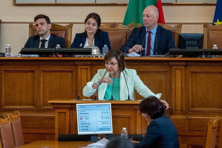 Корнелия Нинова в изказване от трибуната на Народното събрание Корнелия Нинова в изказване от трибуната на Народното събрание