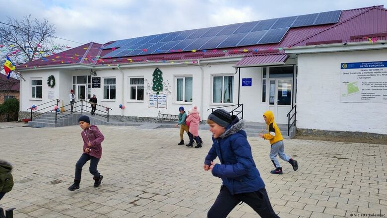 Училището в Дружба е единственото, което има соларни батерии на покрива