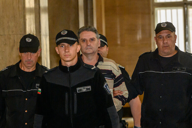В Софийския градски съд се състоя разпоредително заседание по делото за убийството на психолога Иван Владимиров-Нав, Румен Тонев е екскортиран към залата