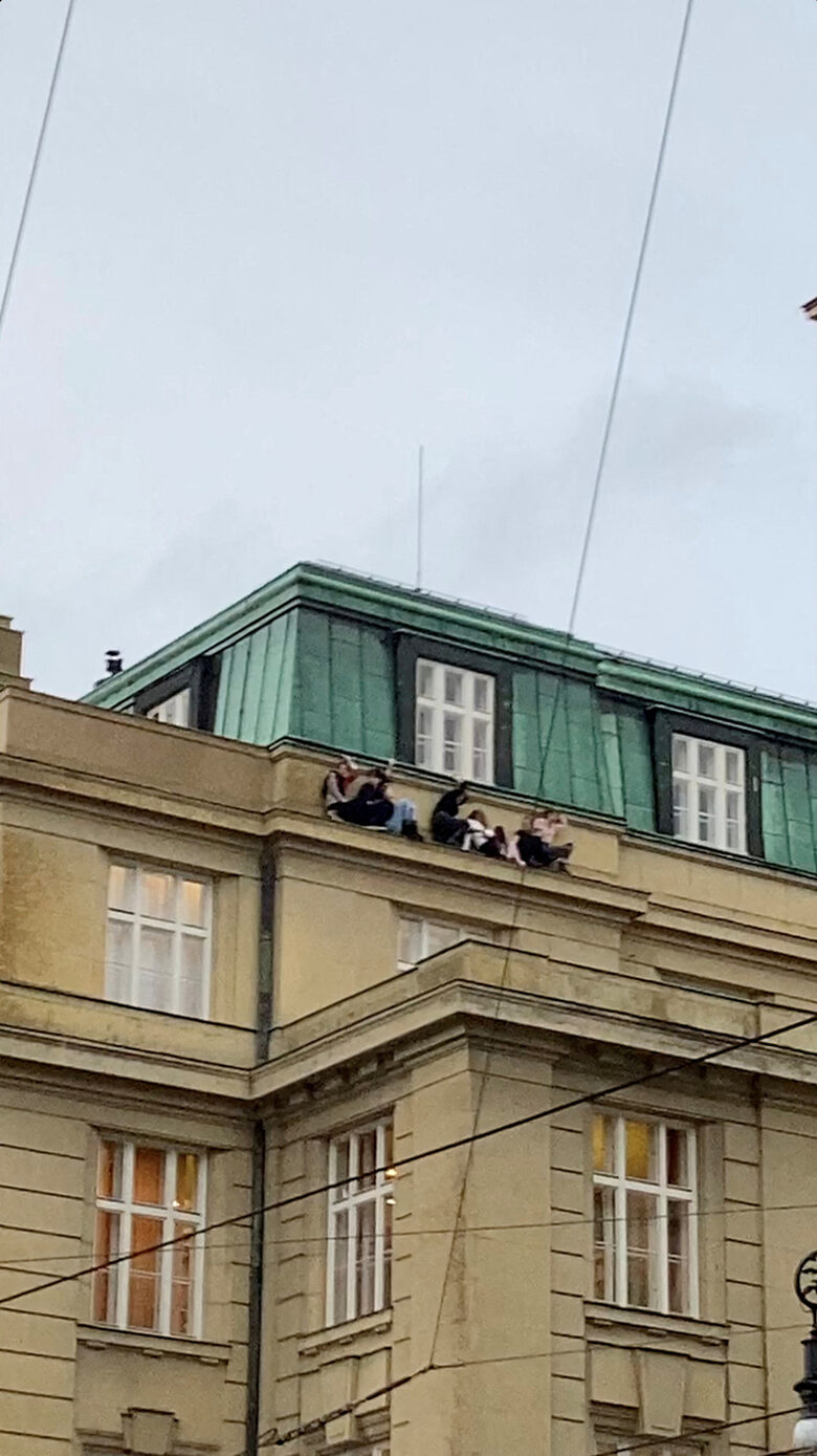 Студенти се крият на перваз върху фасадата на сградата на факултета, след като ръководството му им разпрати имейли да се заключат в залите, за да не попаднат на пътя на стрелеца