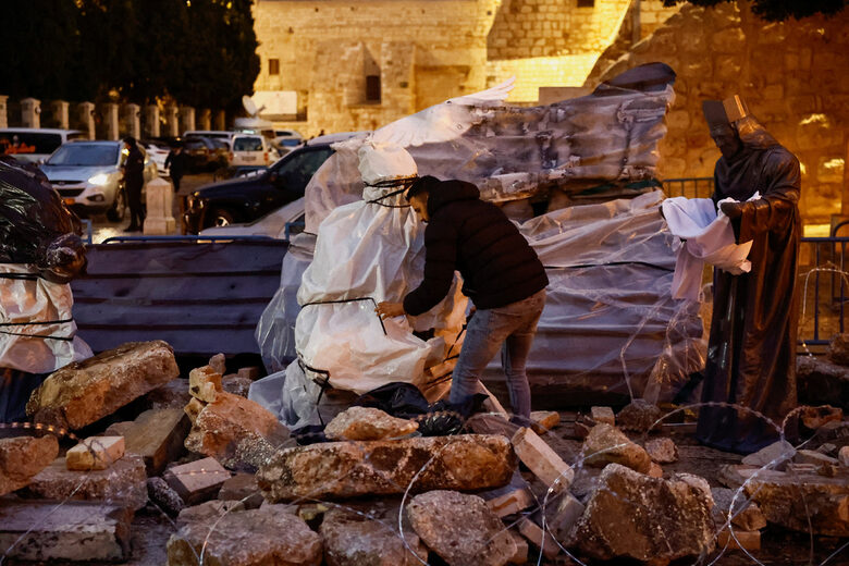Мрачна Коледа с бодлива тел в града на Исус, докато бомби падат в Газа Мрачна Коледа с бодлива тел в града на Исус, докато бомби падат в Газа