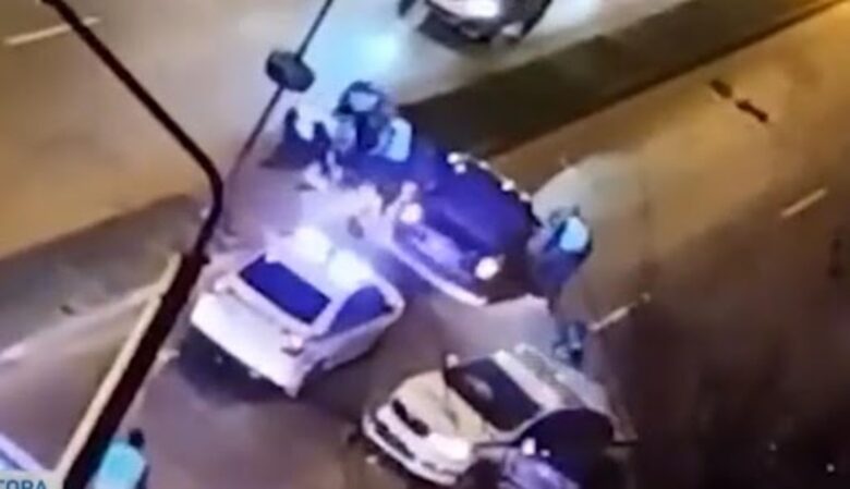 Десетки кадри от граждани по време на преследването с полицията и минутите след сблъсъка с патрулен автомобил на МВР обиколиха социалните мрежи. Десетки кадри от граждани по време на преследването с полицията и минутите след сблъсъка с патрулен автомобил на МВР обиколиха социалните мрежи.