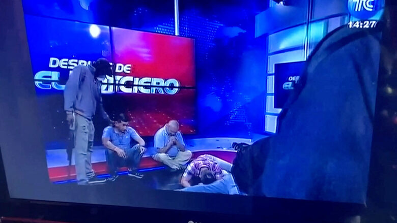 Еквадор обяви "вътрешен въоръжен конфликт", банда превзе студио по време на ефир Еквадор обяви "вътрешен въоръжен конфликт", банда превзе студио по време на ефир
