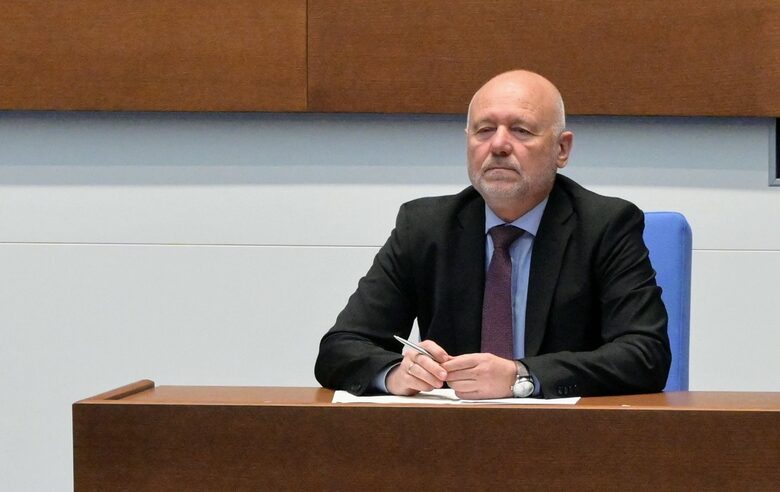Опозицията използва изслушване на министър на отбраната в парламента, за да му поиска отново оставката Опозицията използва изслушване на министър на отбраната в парламента, за да му поиска отново оставката
