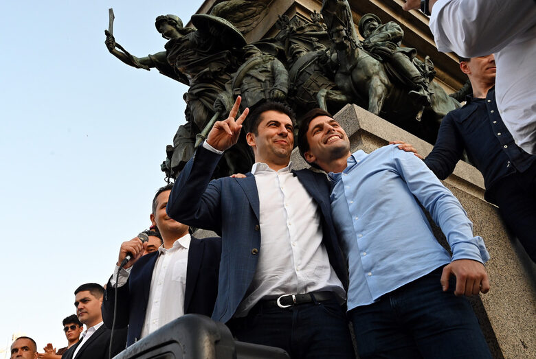 Кирил Петков <a href="https://www.dnevnik.bg/bulgaria/2022/06/20/4360058_v_sofiia_zapochna_purviiat_ot_poredica_protesti/" target="_blank">заставаше до</a> Никола Минчев при шествията в негова подкрепа през юни 2022 г., когато беше свален като председател на Народното събрание от ГЕРБ, ДПС, "Възраждане" и "Има такъв народ". Кирил Петков <a href="https://www.dnevnik.bg/bulgaria/2022/06/20/4360058_v_sofiia_zapochna_purviiat_ot_poredica_protesti/" target="_blank">заставаше до</a> Никола Минчев при шествията в негова подкрепа през юни 2022 г., когато беше свален като председател на Народното събрание от ГЕРБ, ДПС, "Възраждане" и "Има такъв народ".