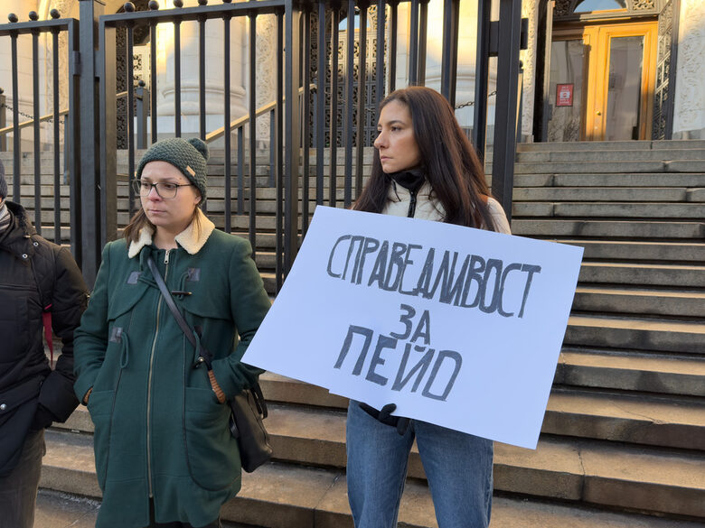 Близки на убития Пейо Пеев се събраха пред Съдебната палата с искане за справедлив процес.