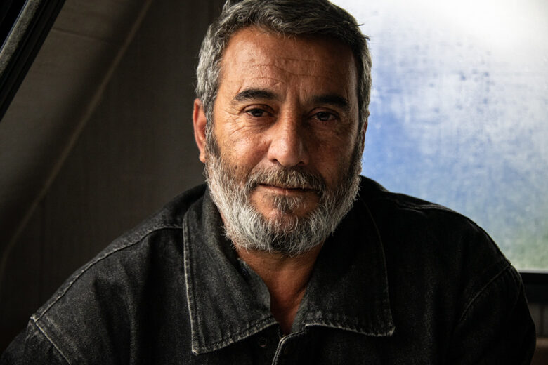 "В началото имаше подкрепа с карта за една година и Червеният полумесец даде дебитни карти, захранвани за месец, вече не работи, защото децата ми станаха пълнолетни. Трябва да се работи, иначе животът е труден", казва Нихад. А би ли заминал за Европа? "Ако е възможно, но по законен път."