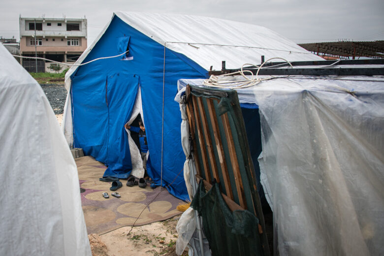 Понякога усилията са започнали преди труса. Също с европейска подкрепа УНИЦЕФ, детският фонд на ООН, цели да окаже съдействие на 86 хил. деца до края на годината - от стъпки към закрила до връщане в училище - по проект от октомври 2022 г. Към десетките хиляди засегнати бежанци и мигранти, предимно (но не сам сирийци), земетресението добави и много турци.