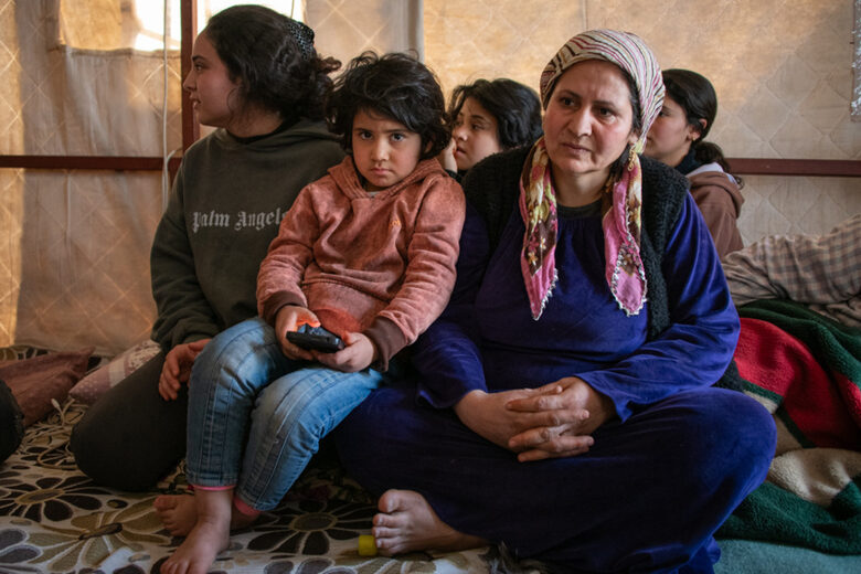 "Майка ми, баща ми, две от сестрите ми бяха под руините шест часа. Баща ми бе три дни в болница", разказва Лейла, първата вляво. "Днес живеем в тази палатка и когато вали, не се чувстваме в безопасност. Загубихме сигурността си."