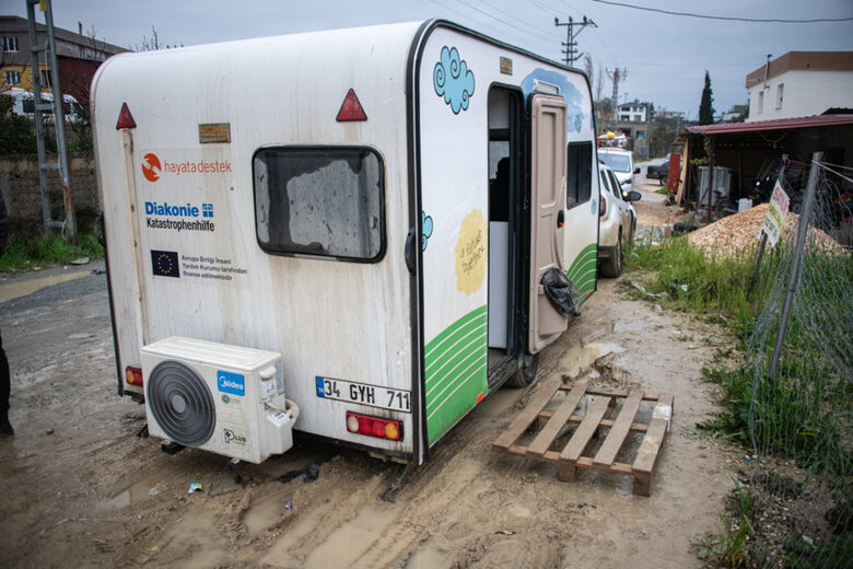 Каравана за психосоциална подкрепа на STL и Diakonie Katastrophenhilfe, където могат да разговарят със специалисти обитатели на импровизирания палатков квартал.