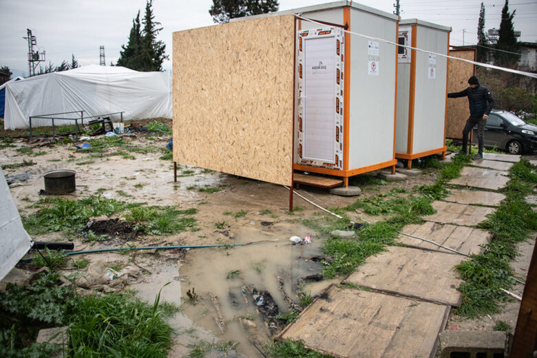 В неформален лагер край Антакия. Над 45 хил. души в провинциите Хатай, Адъяман и Кахраманмараш са получили достъп до цистерни с вода, тоалетни, душове, различни хигиенни комплекти, над 6700 - до психосоциална помощ. От тази година, в последните два месеца, бенефициерите получават пари и ваучери за десетки хиляди засегнати.