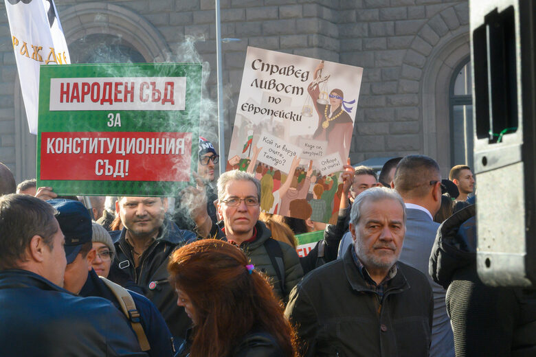 Запалена кола, димки и пиратки на протест на "Възраждане" срещу Конституционния съд