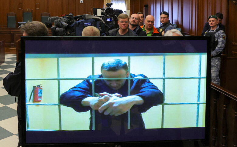 Навални слуша поредното дело срещу него от затворническата колония във Владимирска област, където беше държан допреди два месеца