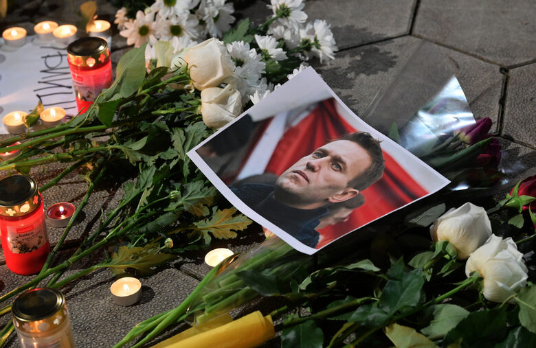 Кадърът е от бдението в памет на Алексей Навални пред руското посолство в София.