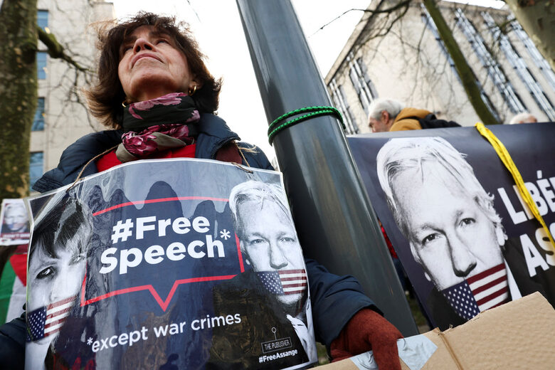 Поддръжниците на Асанж го смятат за герой заради разкриването преди повече от 10 години от него на документи на американската армия и Държавния департамент, които хвърлиха светлина на множеството събития и на мнението на американски официални лица за редица световни политици
