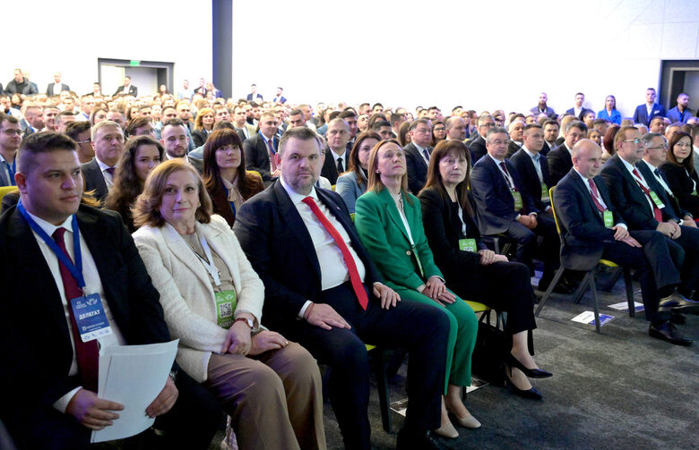 На 9-тата Национална конференция на Младежко ДПС на първия ред до Делян Пеевски стояха Филиз Хюсменова и Илхан Кючюк.