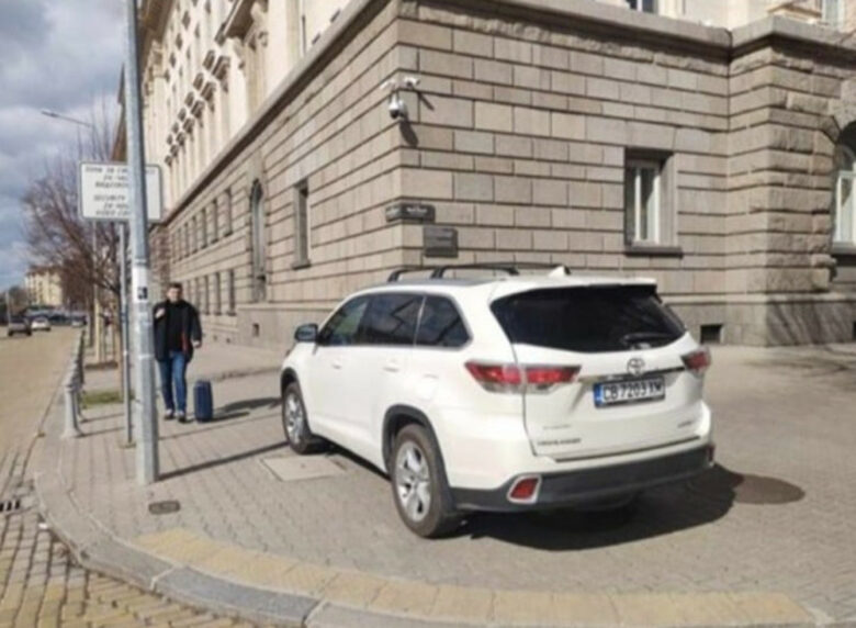 Автомобилът на депутата Румен Гечев от БСП пречи на пешеходци