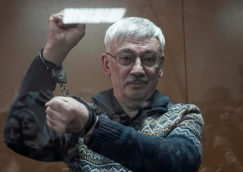 В момента на произнасяне на присъдата Олег Орлов намигна на съпругата си Татяна и ѝ каза "Таня, ти ми обеща." Изглежда, че искаше от нея да не плаче, отбелязва АФП.