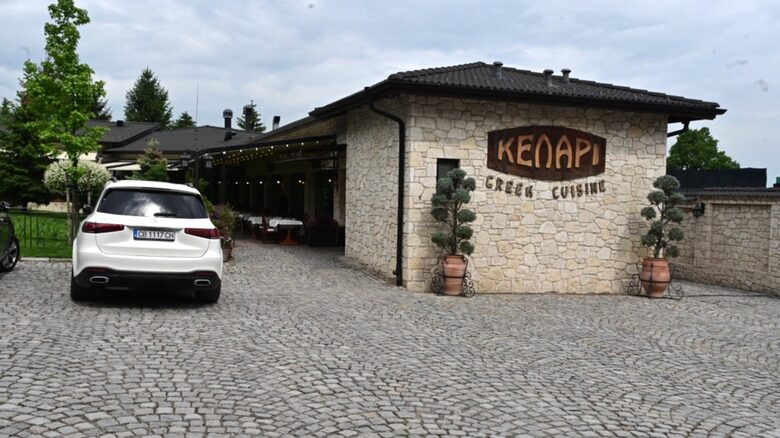 В ресторант Келари в квартал "Драгалевци" е проведена акция срещу Петьо Петров - Еврото и Размиг Чакърян - Ами. "При извършеното претърсване и изземване вещи и предмети от значение за делото не били намерени", пише в постановлението на прокурор Йордан Петров. В ресторант Келари в квартал "Драгалевци" е проведена акция срещу Петьо Петров - Еврото и Размиг Чакърян - Ами. "При извършеното претърсване и изземване вещи и предмети от значение за делото не били намерени", пише в постановлението на прокурор Йордан Петров.