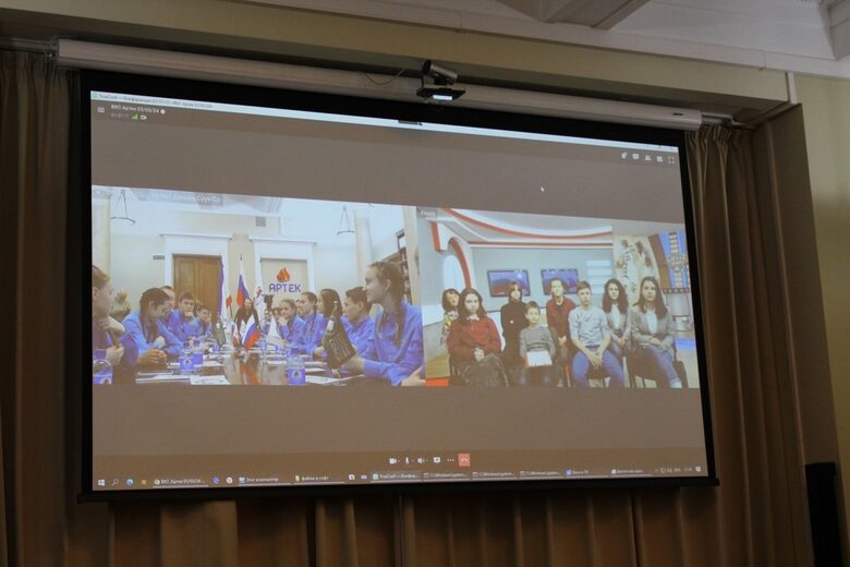 Кадър, който би трябвало да документира телевизионния мост между ученици от лагера "Артек" в Крим и т.нар. Руска гимназия в Бургас