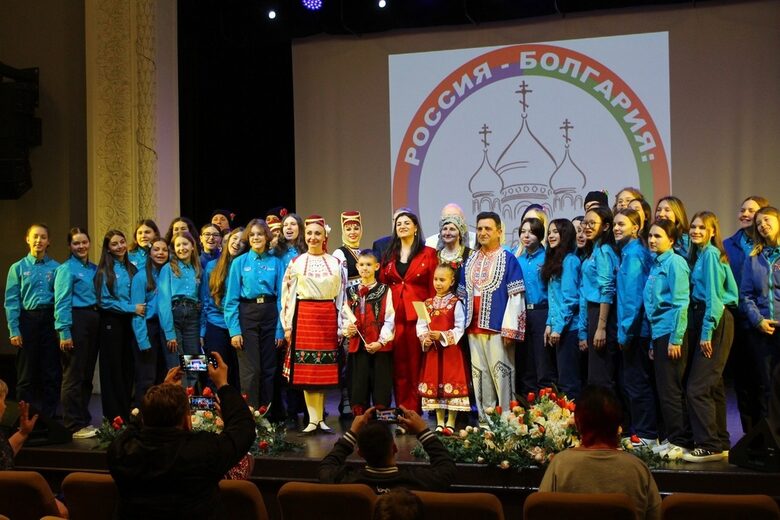 Участниците в празника, организиран в лагера "Артек" по случай българския национален празник 3 март