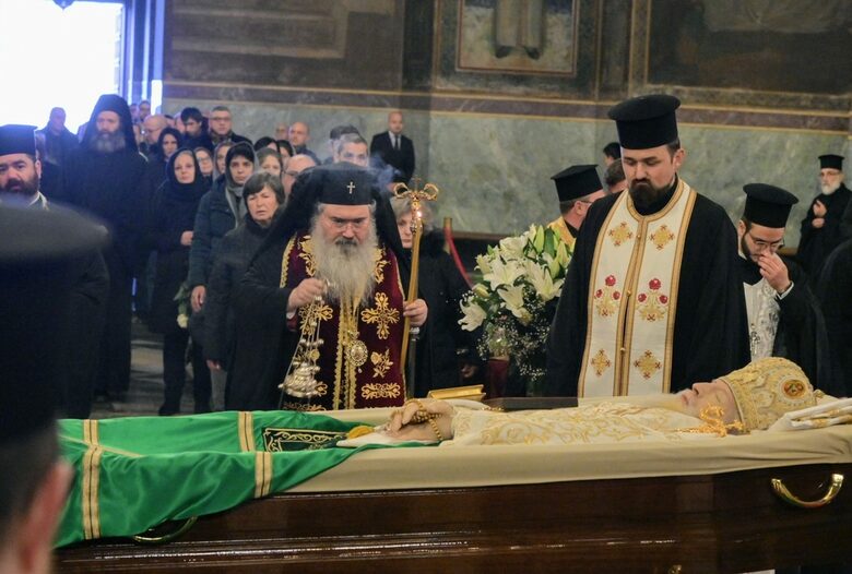 Митрополит Йоан води заупокойната молитва за патриарха