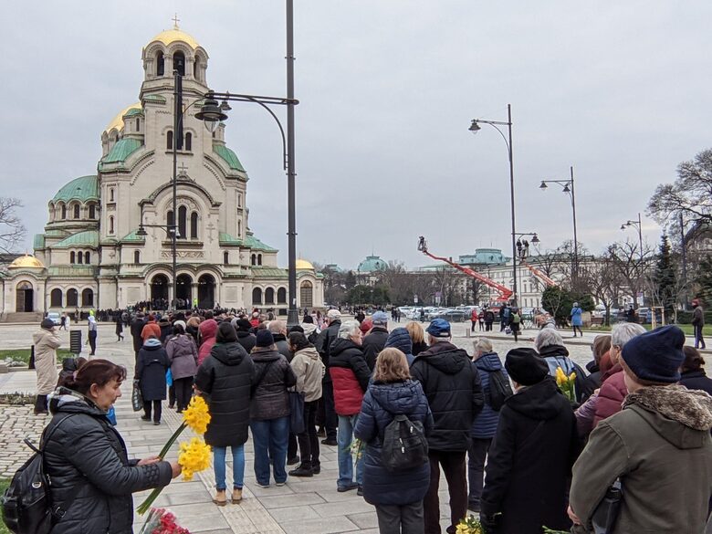 Дълга опашка има пред катедралния храм