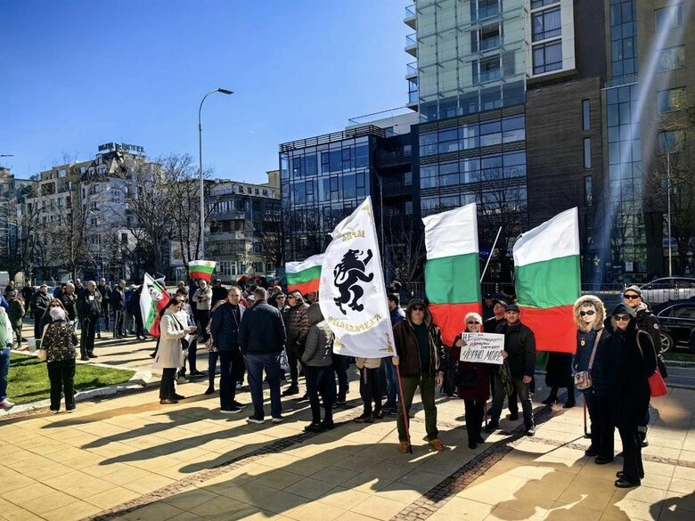 Симпатизанти на "Възраждане" и лично лидерът на партията Костадин Костадинов внезапно се появиха след протестиращите рибари миналия понеделник