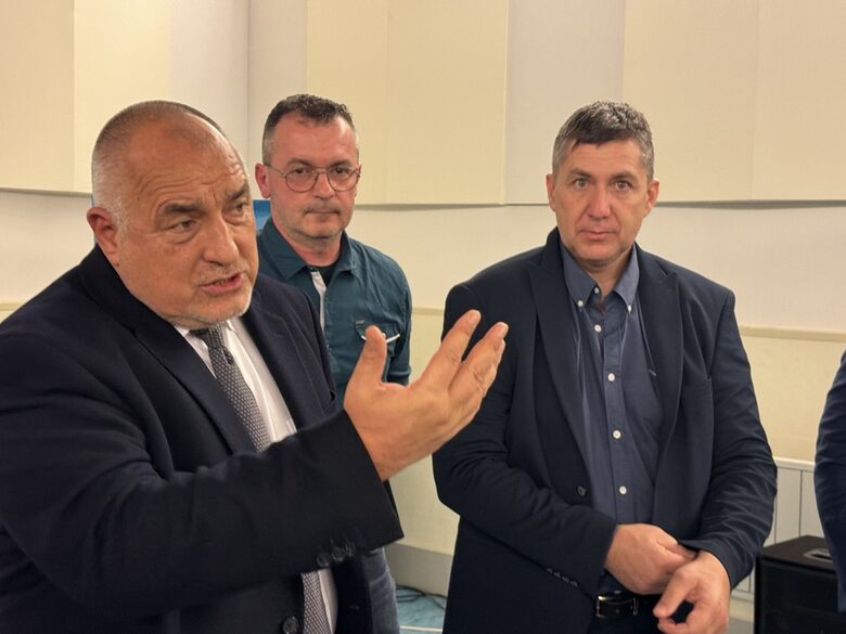 Бойко Борисов с Велислав Вангелов (в средата), председател на "Организация на производителите на черноморска мида" и Емил Милев, председател на рибарското сдружение "Черноморски изгрев" по време на партиен брифинг на ГЕРБ.