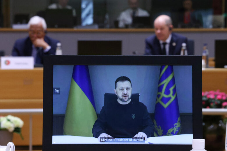 Украинският президент Володимир Зеленски говори с европейските лидери. На заден план - германският канцлер Олаф Шолц и португалският премиер Антониу Коща