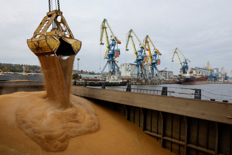 Украинското пристанище Мариупол, превзето от Русия през 2022 г., се използва като основен източник за износ на крадено украинско зърно от окупираните райони в Южна и Източна Украйна
